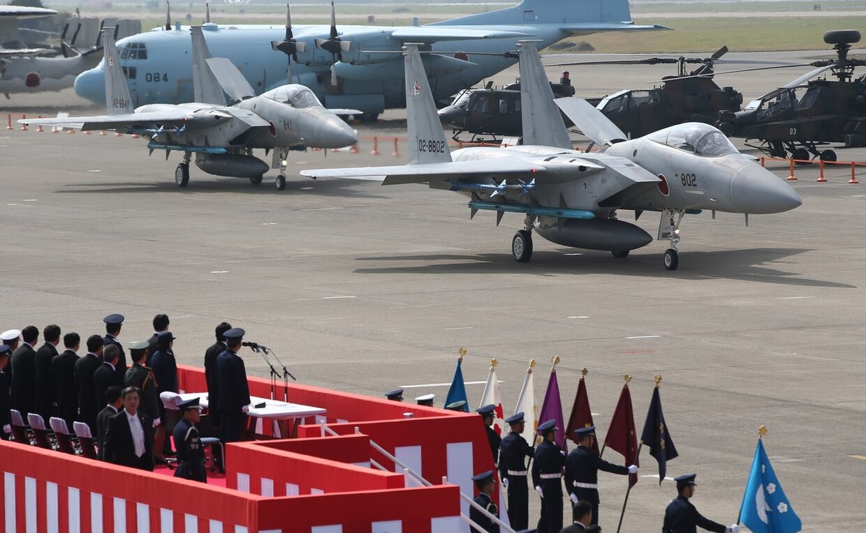 Премьер-министр Японии Синдзо Абэ осматривает истребитель F-15J на авиабазе Хякури