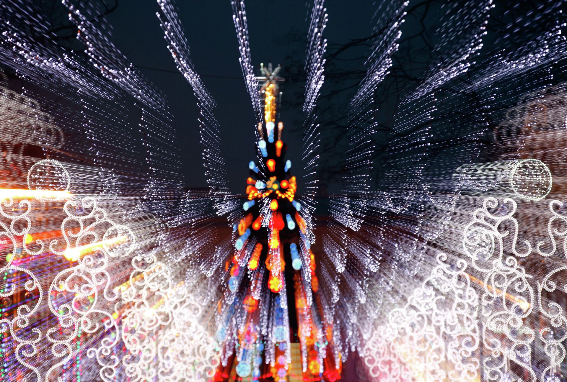 Новогодняя елка и иллюминация в городе - ИноСМИ, 1920, 01.01.2021
