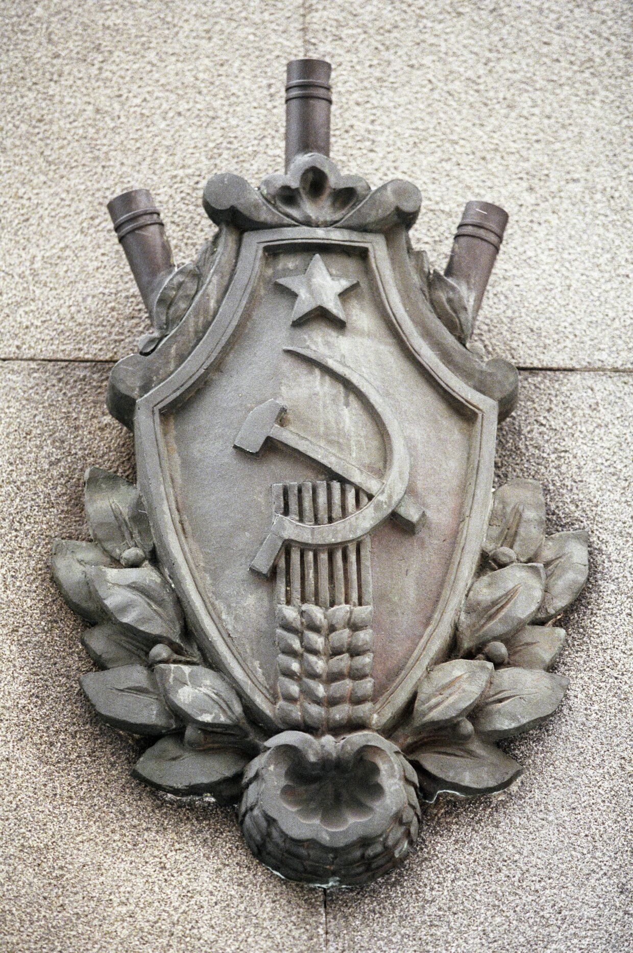 Эмблема на здании ФСБ