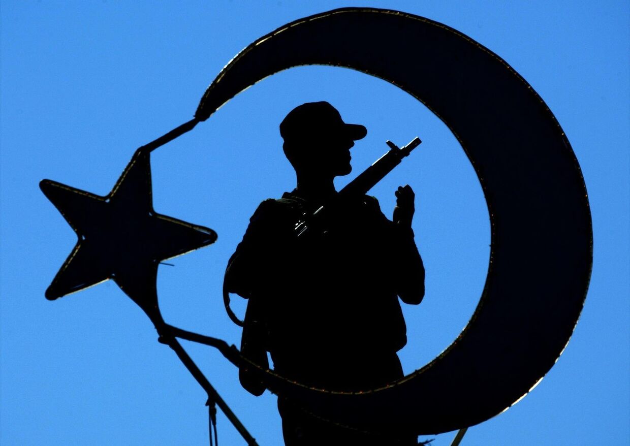 Солдат на фоне символа турецкой государственности