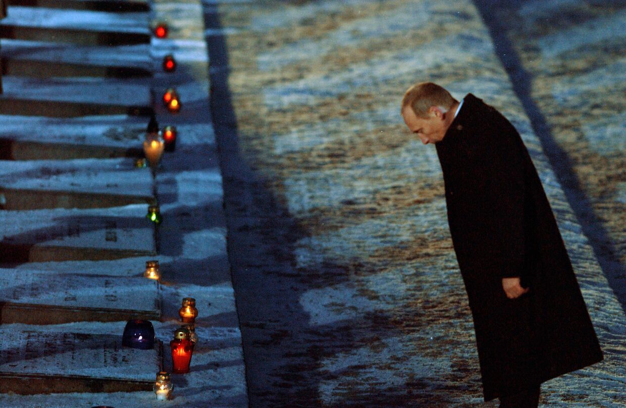 Владимир Путин зажег поминальную свечу у мемориала узникам Освенцима