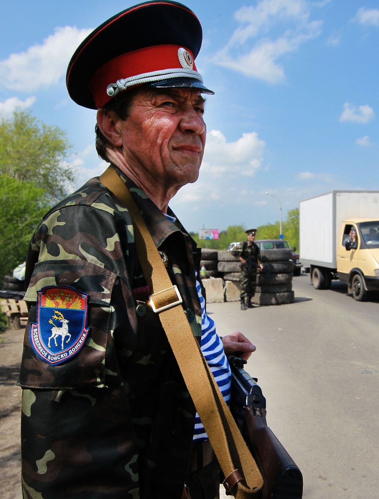 Казаки Всевеликого войска Донского (Луганской области) дежурят на блокпосту при въезде в Луганск