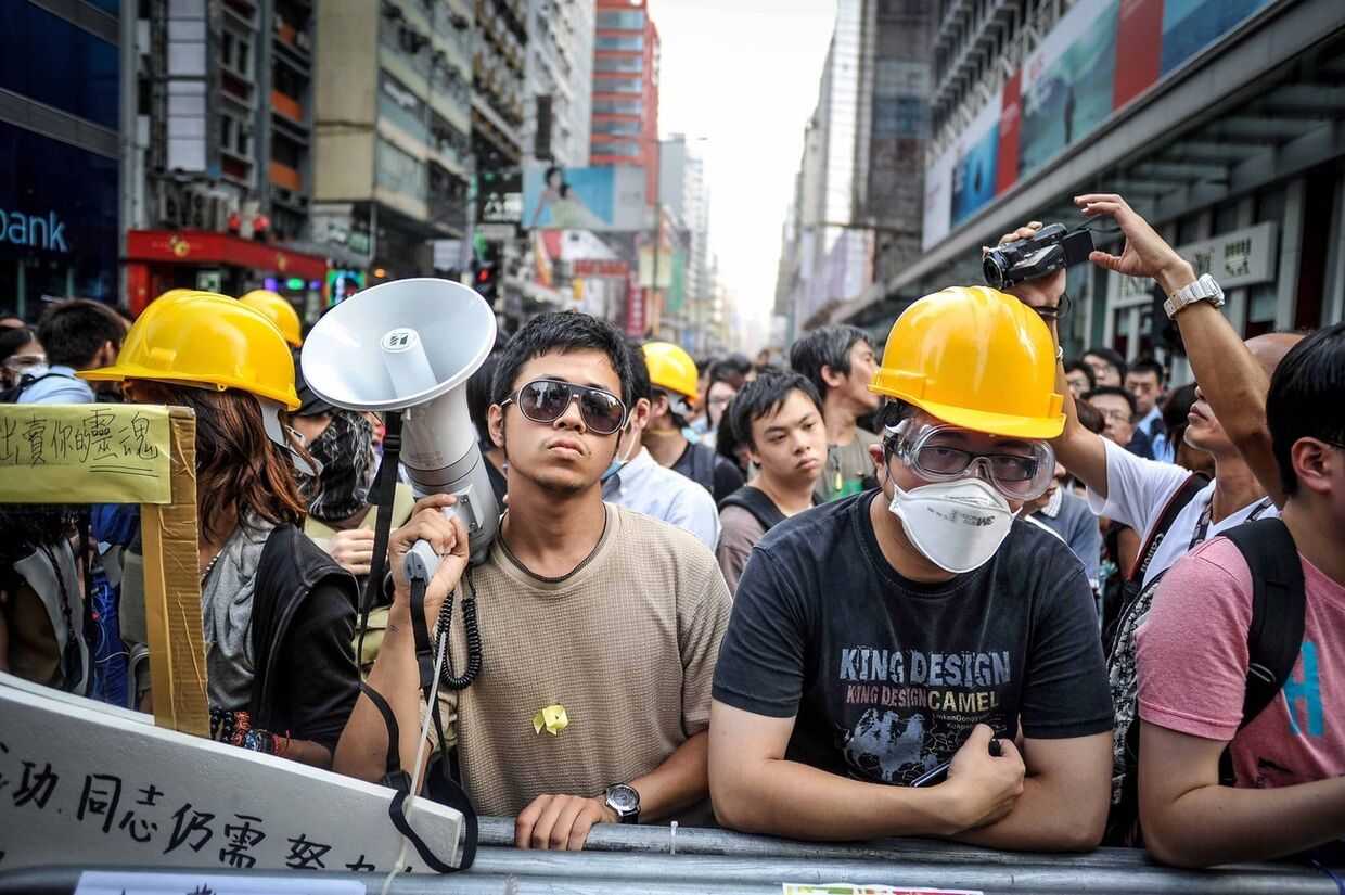 Участники акций протеста в Гонконге
