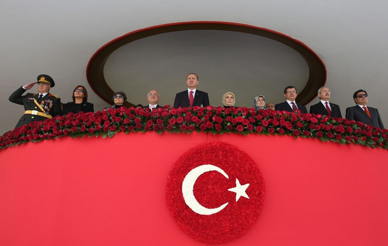 Президент Турции Реджеп Тайип Эрдоган смотрит парад в честь Дня Республики