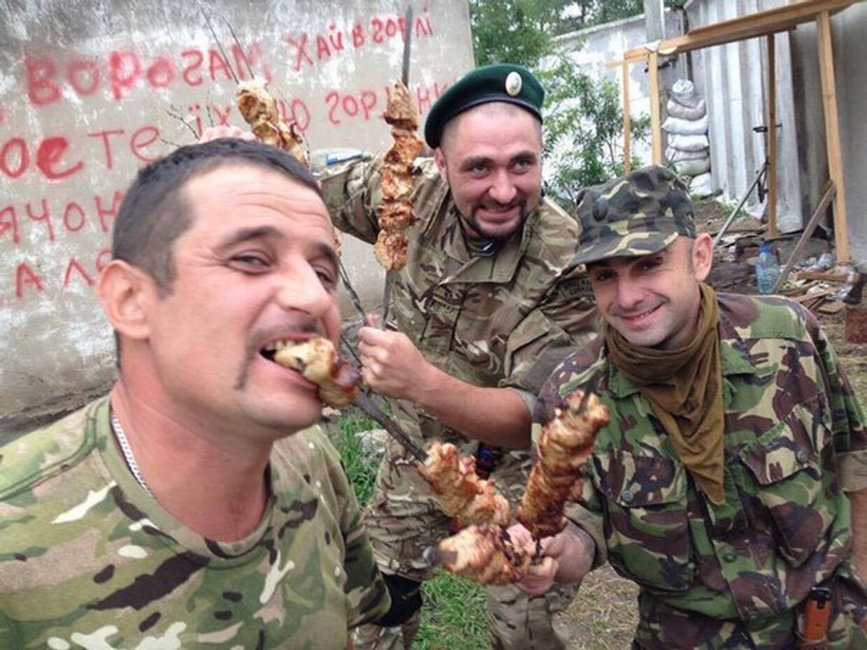 Гриша Пивоваров (справа) и бойцы батальона «Айдар»