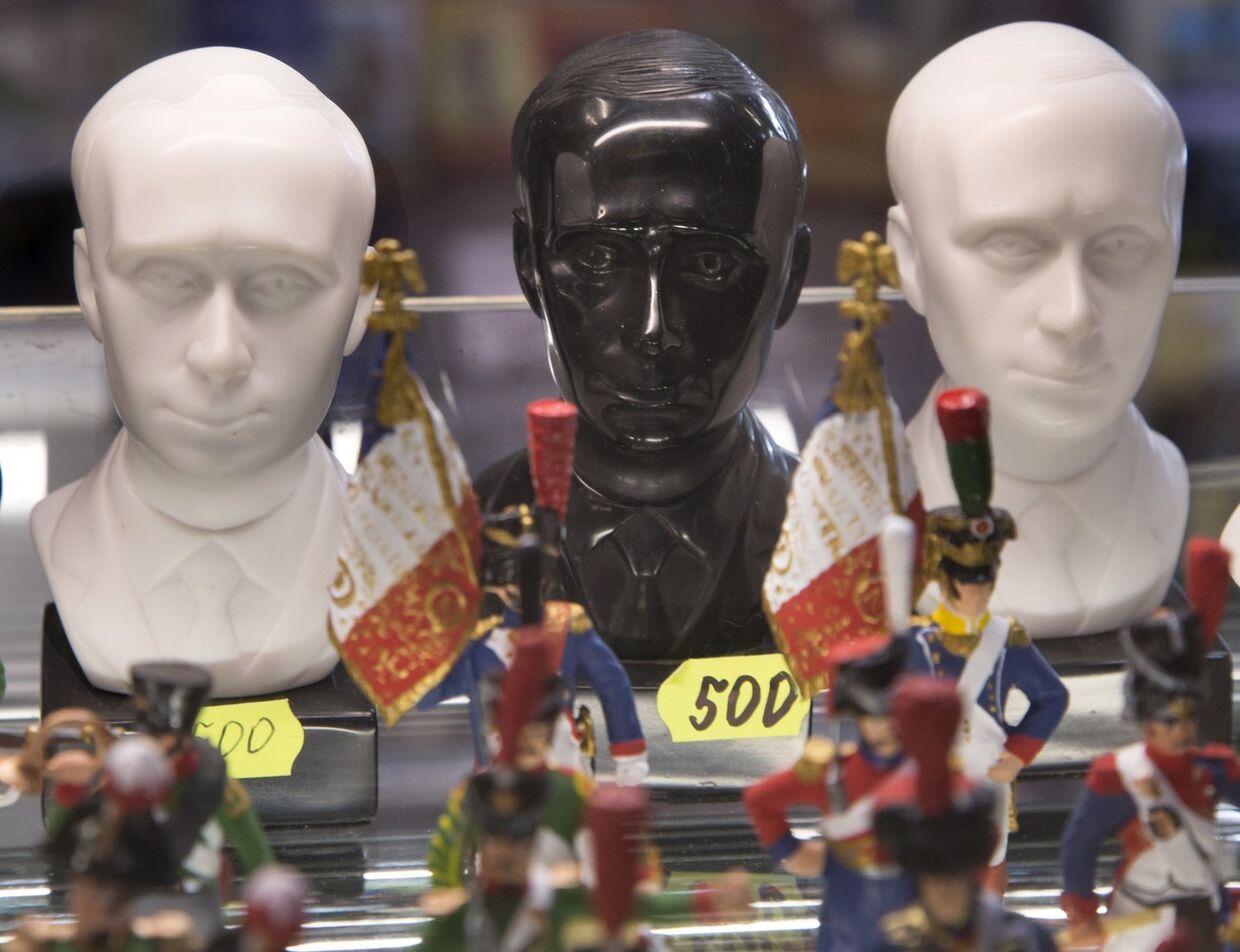 Бюст Владимира Путина в сувенирном магазине в Санкт-Петербурге