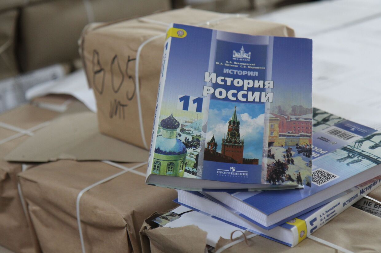 Партия российских учебников по истории России для 11 класса для крымских школ на одном из складов в Симферополе