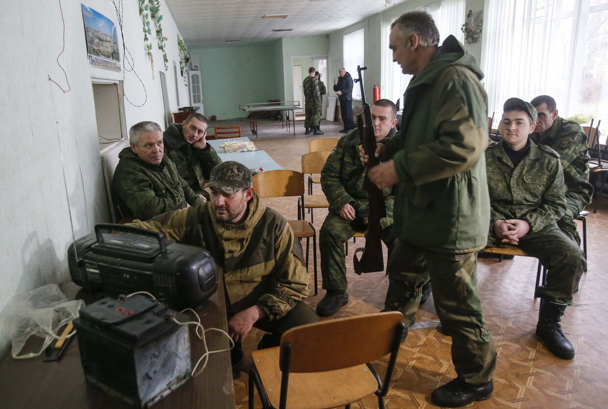 Ополченцы в Донецке смотрят пресс-конференцию Владимира Путина