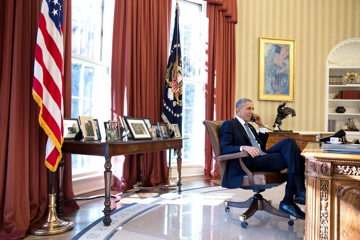 Барак Обама разговаривает по телефону с Аланом Гроссом 