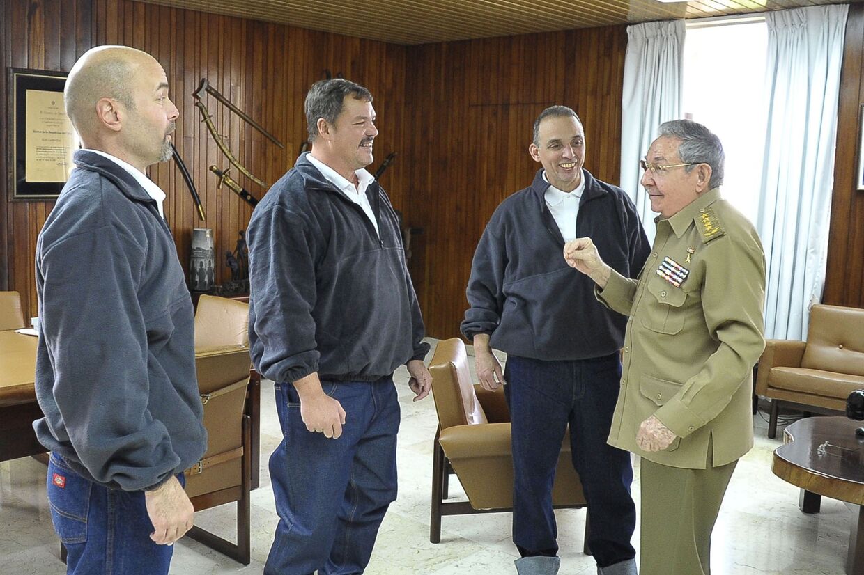 Рауль Кастро разговаривает с отпущенными США пленниками 