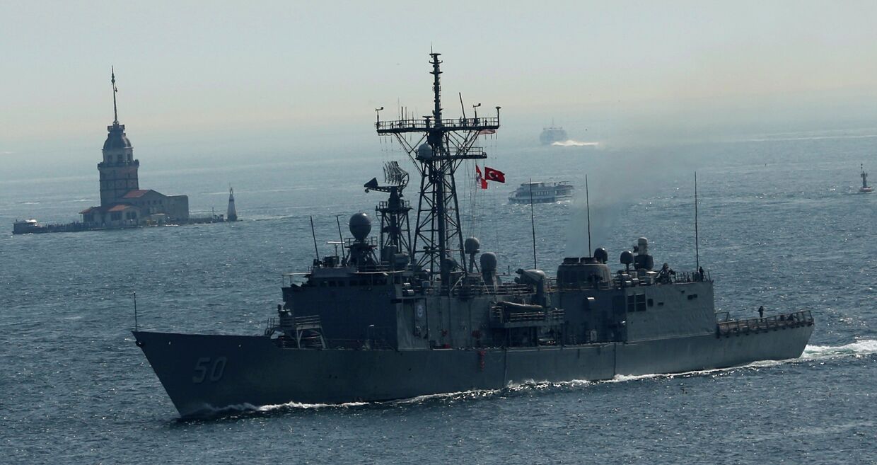 Ракетный фрегат ВМС США Taylor на пути в Черное море