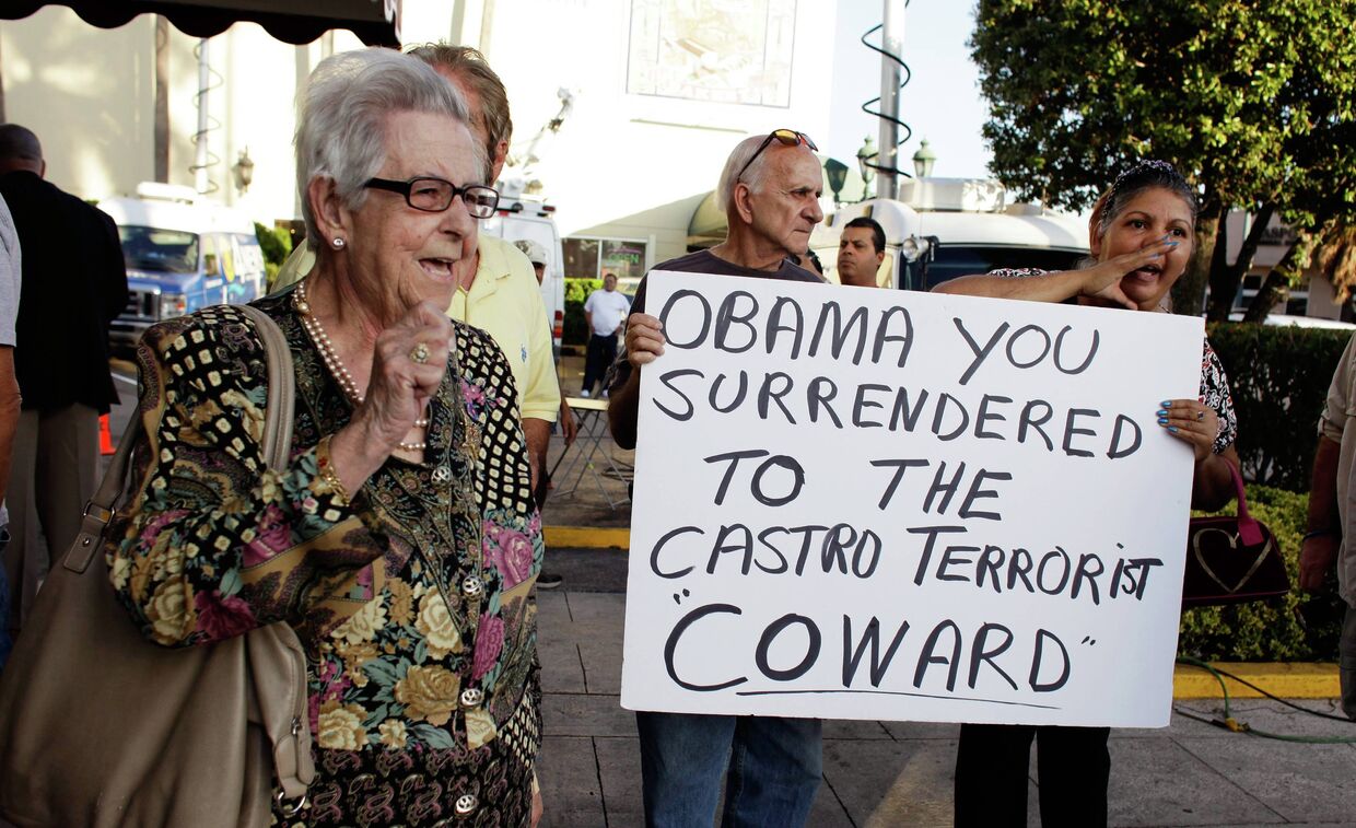 Группа людей протестуют против открытия посольства Кубы в Майами