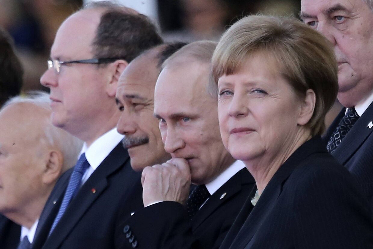 Владимир Путин и Ангела Меркель на праздновании годовщины высадки союзников в Нормандии