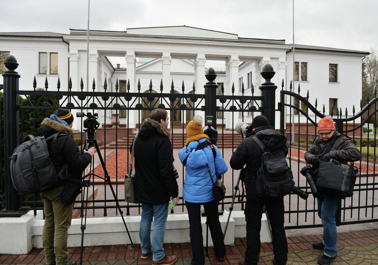Журналисты ожидают приезда участников переговоров возле правительственной резиденции, где ожидается заседание контактной группы по урегулированию конфликта на востоке Украины