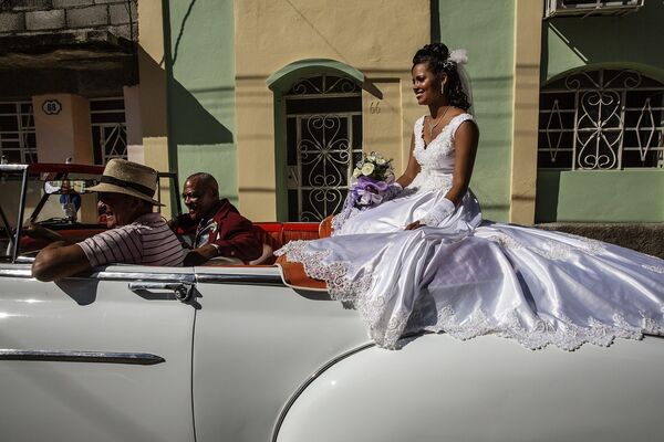 Невеста на американском кабриолете в Гаване
