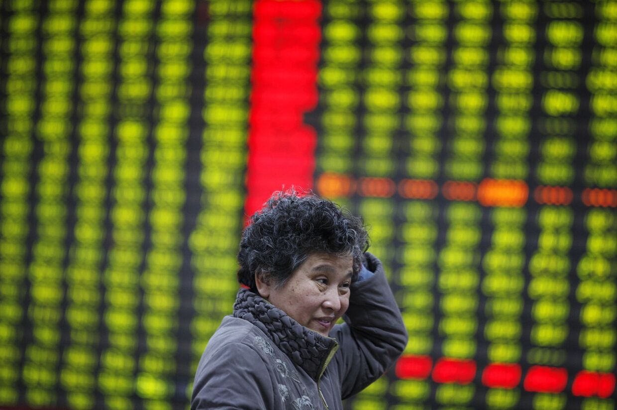 Обеспокоенный инвестор на фондовой бирже в городе Хуайбэй