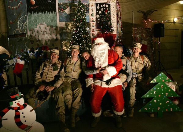 Солдаты отмечают Рождество в американском посольстве в Багдаде