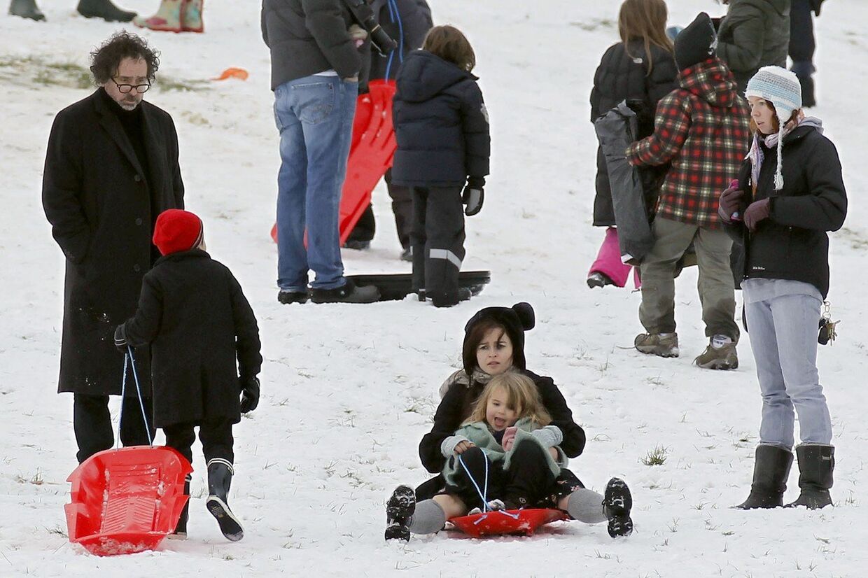 Тим Бёртон и Хелена Бонем Картер со своими детьми катаются со снежной горки в Лондоне