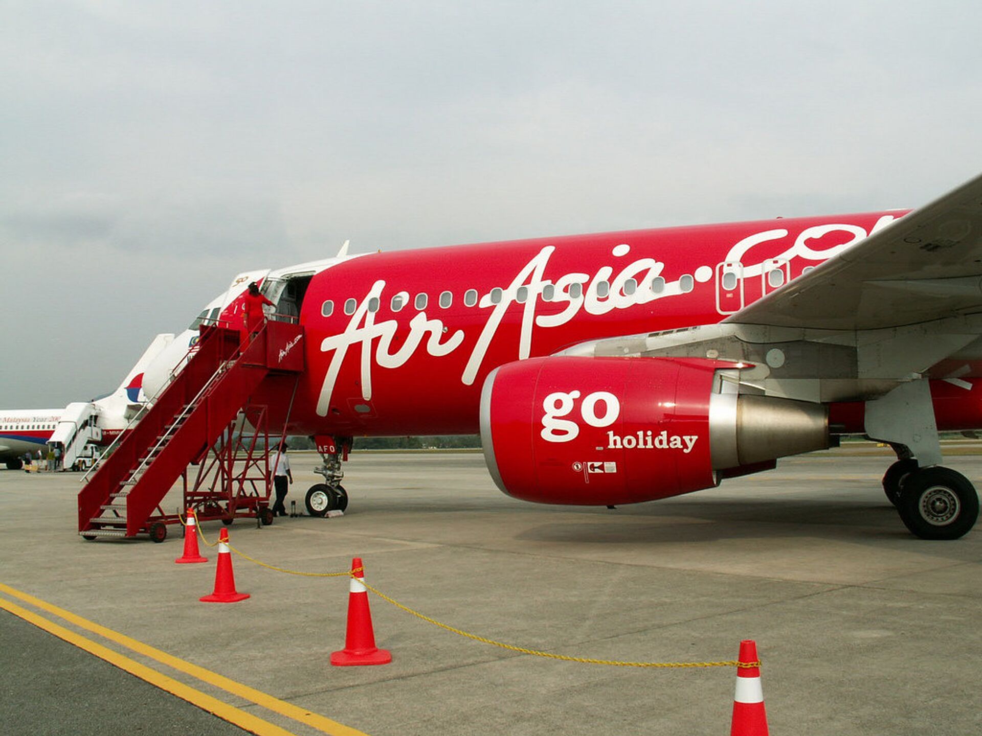 Air asia. Эйр Азия авиакомпания. Самолет авиакомпания AIRASIA. Авиабилет Air Asia. Воздушные суда AIRASIA.