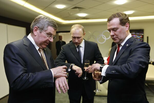 Владимир Путин, Дмитрий Медведев и Томас Бах на церемонии закрытия XXII зимних Олимпийских игр в Сочи