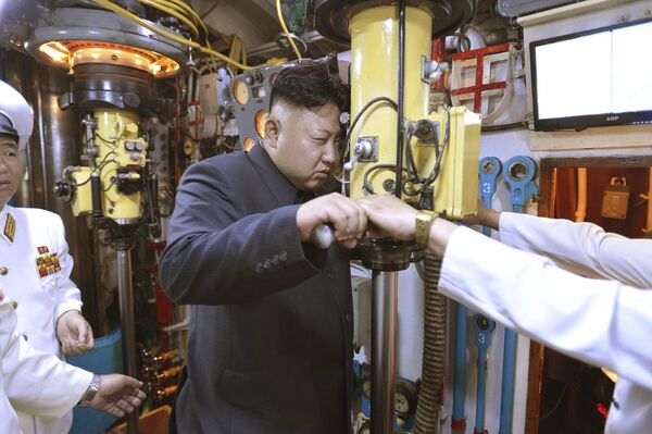 Ким Чен Ын смотрит в перископ подводной лодки во время инспекции вооруженных сил КНДР