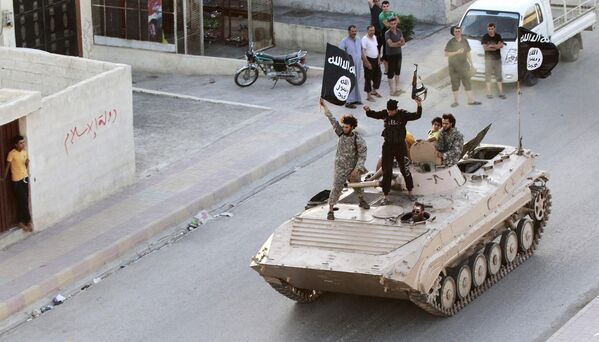 Боевики Исламского государства на военном параде в городе Ракка