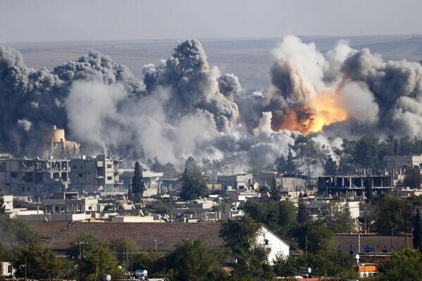 Дым над Кобани после авиаудара коалиции во главе с США