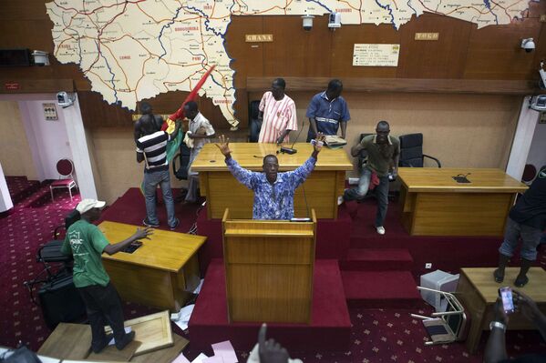 Протестующие в захваченном здании парламента в Уагадугу 