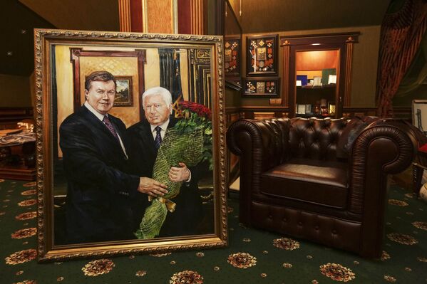 Портрет Виктора Пшонки с Виктором Януковичем в резиденции бывшего генпрокурора Украины