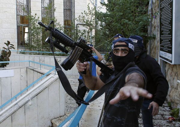 Израильский полицейский рядом с синагогой, где произошел теракт