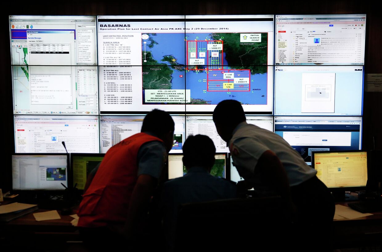 Центр управления полетами Джакарты во время поисков пропавшего рейса QZ8501 компании Air Asia