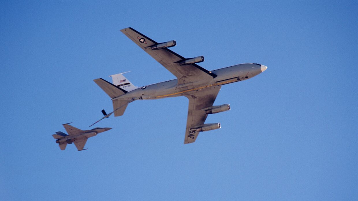 Самолет-заправщик KC-135 компании Boeing