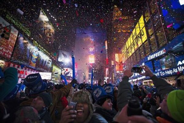 Встреча Нового года в Нью-Йорке: конфетти над Таймс-сквер