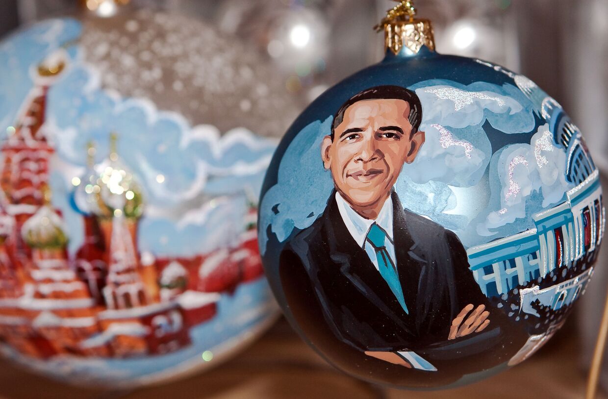 Елочные игрушки с собором Василия Блаженного и Бараком Обамой