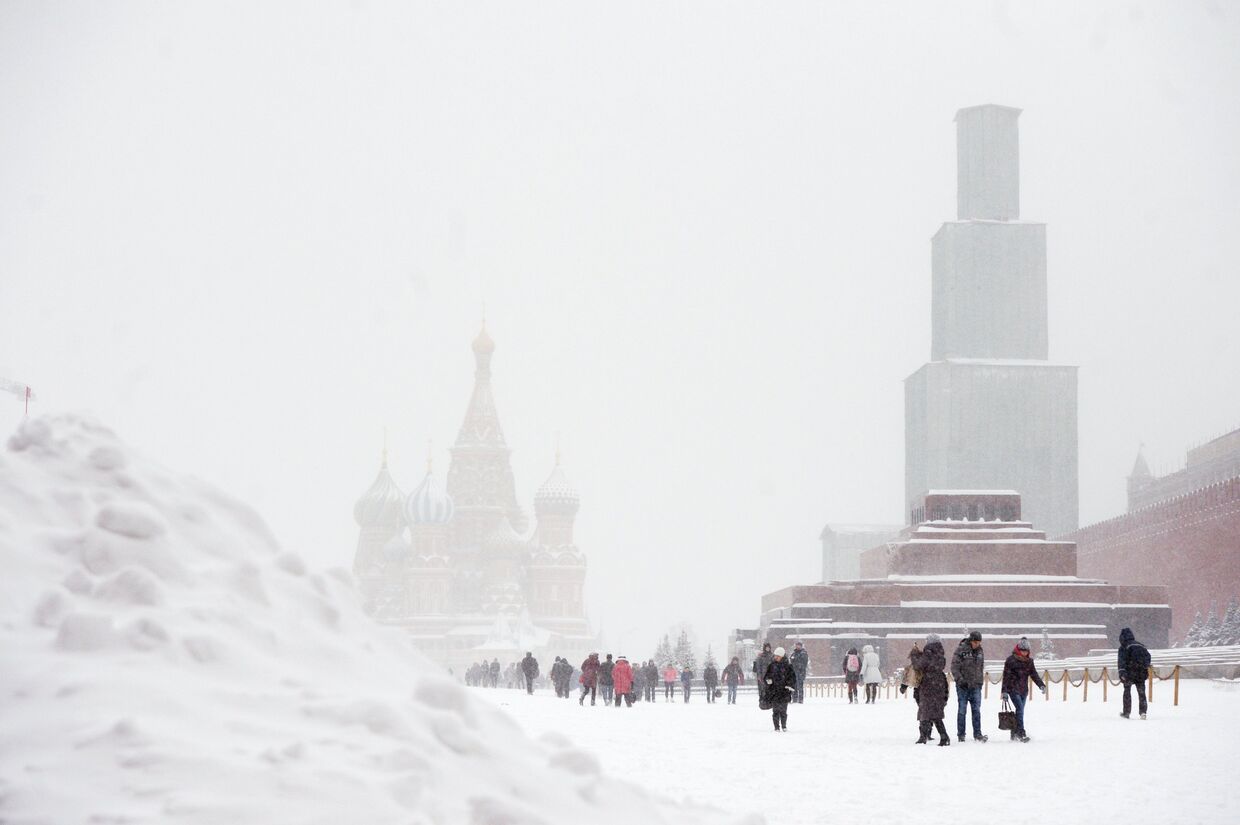 Красная площадь во время снегопада в Москве