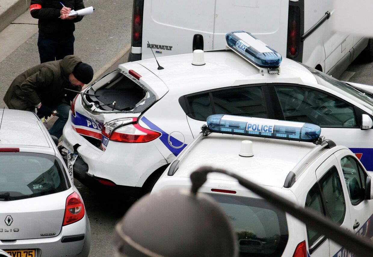 Автомобили полиции на месте стрельбы возле офиса издания Charlie Hebdo в Париже