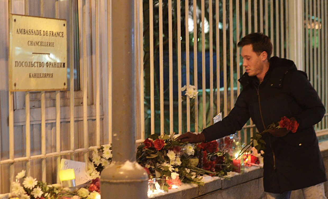 Акция скорби возле посольства Франции в Москве