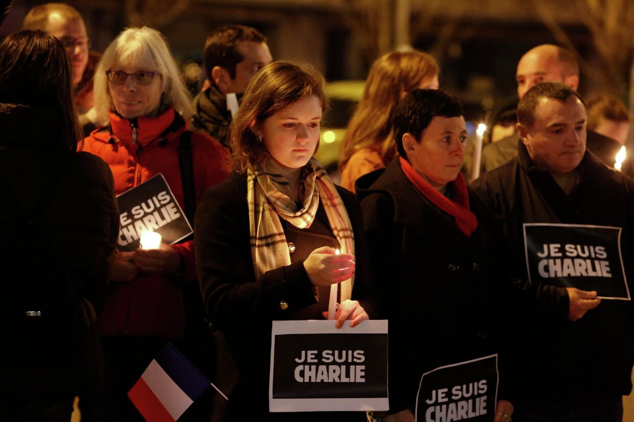 Сотни американцев вышли на улицы в память о жертвах теракта в Париже