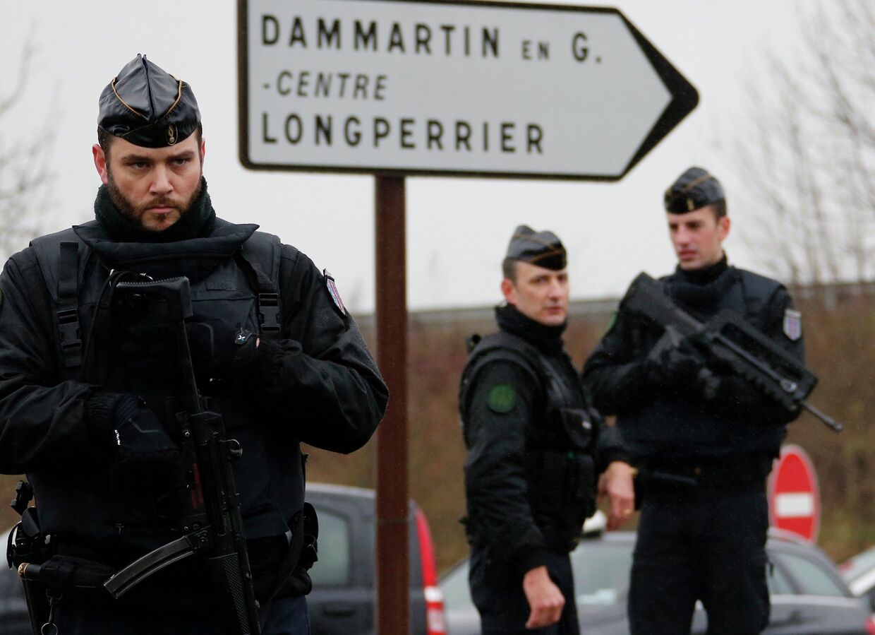 Французские жандармы в зоне операции по задержанию напавших на офис Charlie Hebdo