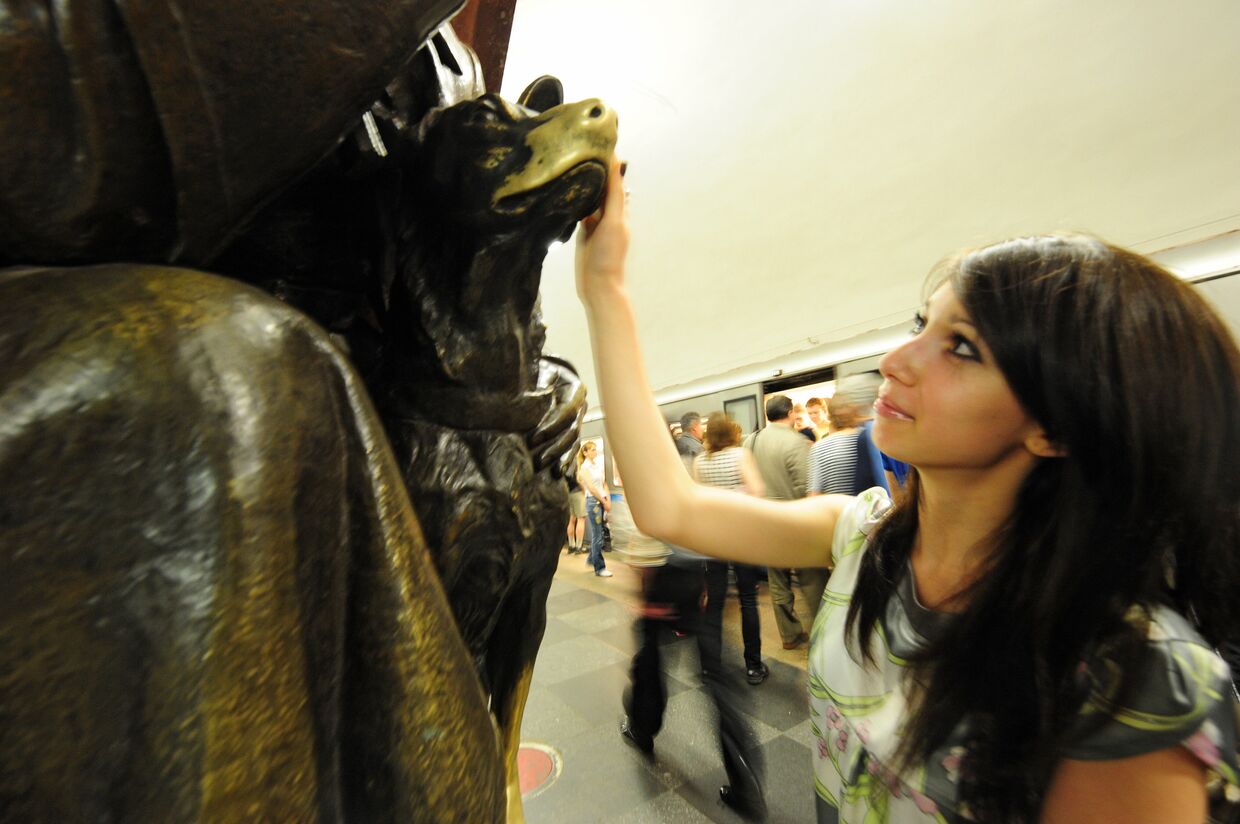 Бронзовая скульптура Разведчик с собакой в московском метро