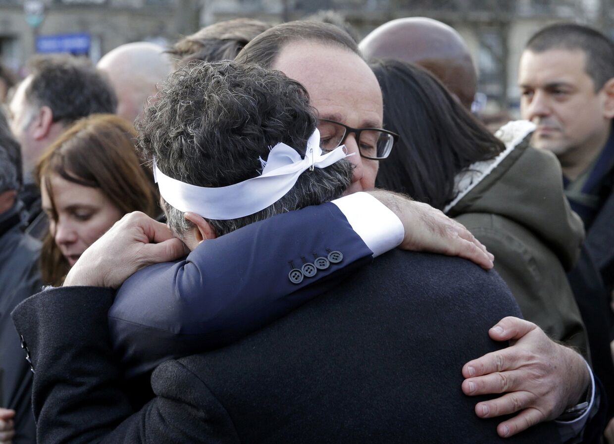 Президент Франции Франсуа Олланд и колумнист «Шарли Эбдо» Патрик Пеллу на марше единства в Париже