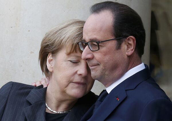 Канцлер ФРГ Ангела Меркель и президент Франции Франсуа Олланд на марше единства в Париже