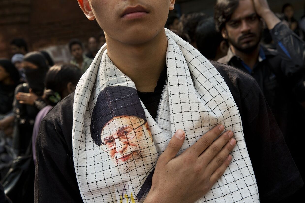 Шарф с портретом высшего руководителя Ирана Али Хаменеи