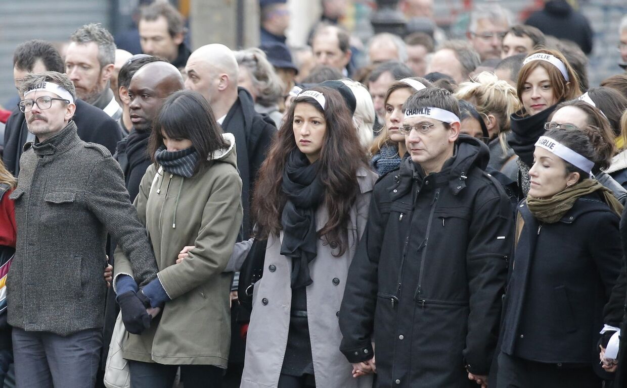 Сотрудники газеты Charlie Hebdo на марше единства в Париже, слева – художник Люз