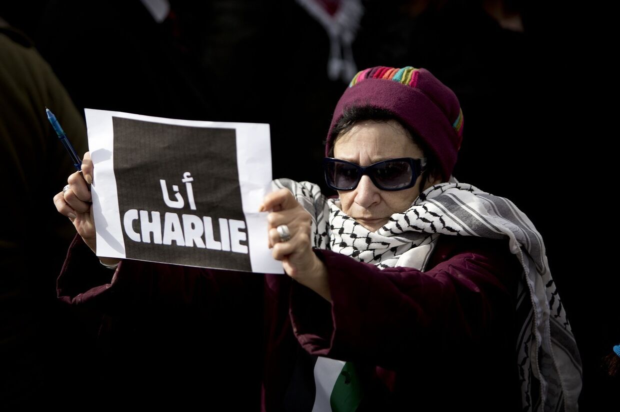 Палестинка с плакатом «Я – Шарли» во время акции в городе Рамалла