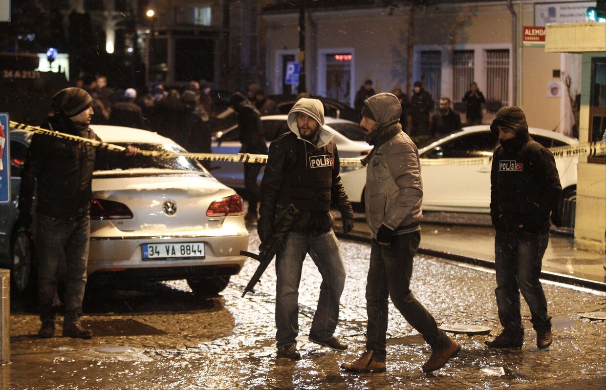 Полицейские на месте теракта в Стамбуле