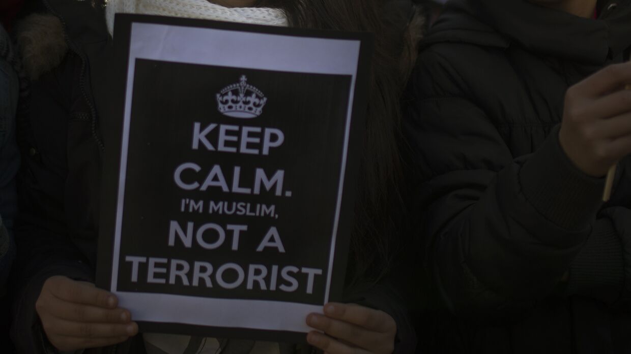 Мусульмане на акции в Мадриде, посвященной памяти жертв терактов в Париже