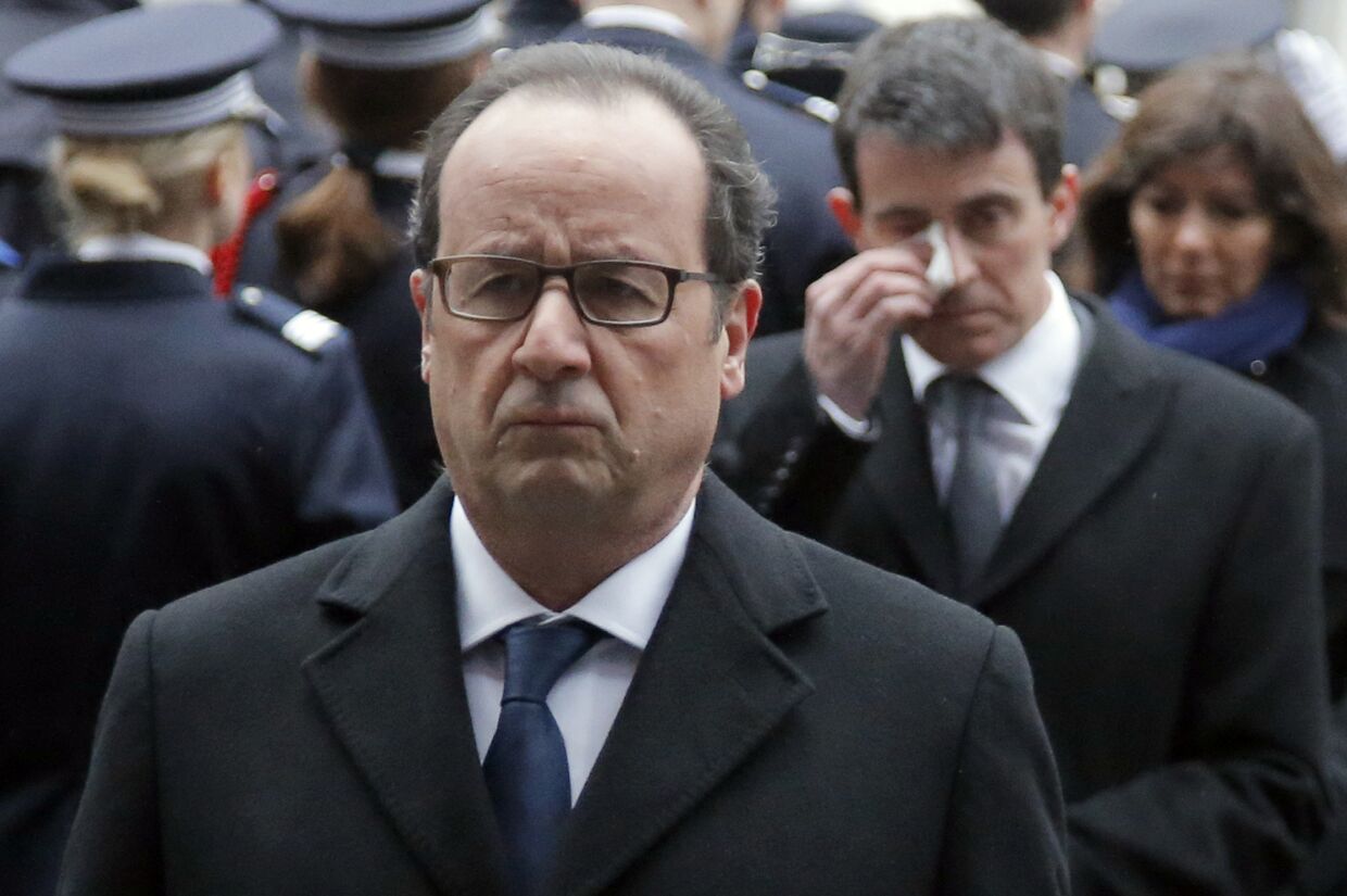 Президент Франции Франсуа Олланд на церемонии, посвященной памяти полицейских, погибших во время терактов