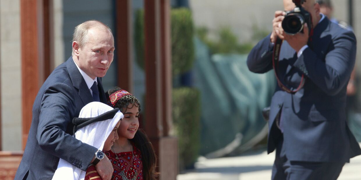 Владимир Путин с палестинскими детьми перед встречей с Махмудом Аббасом в Вифлееме