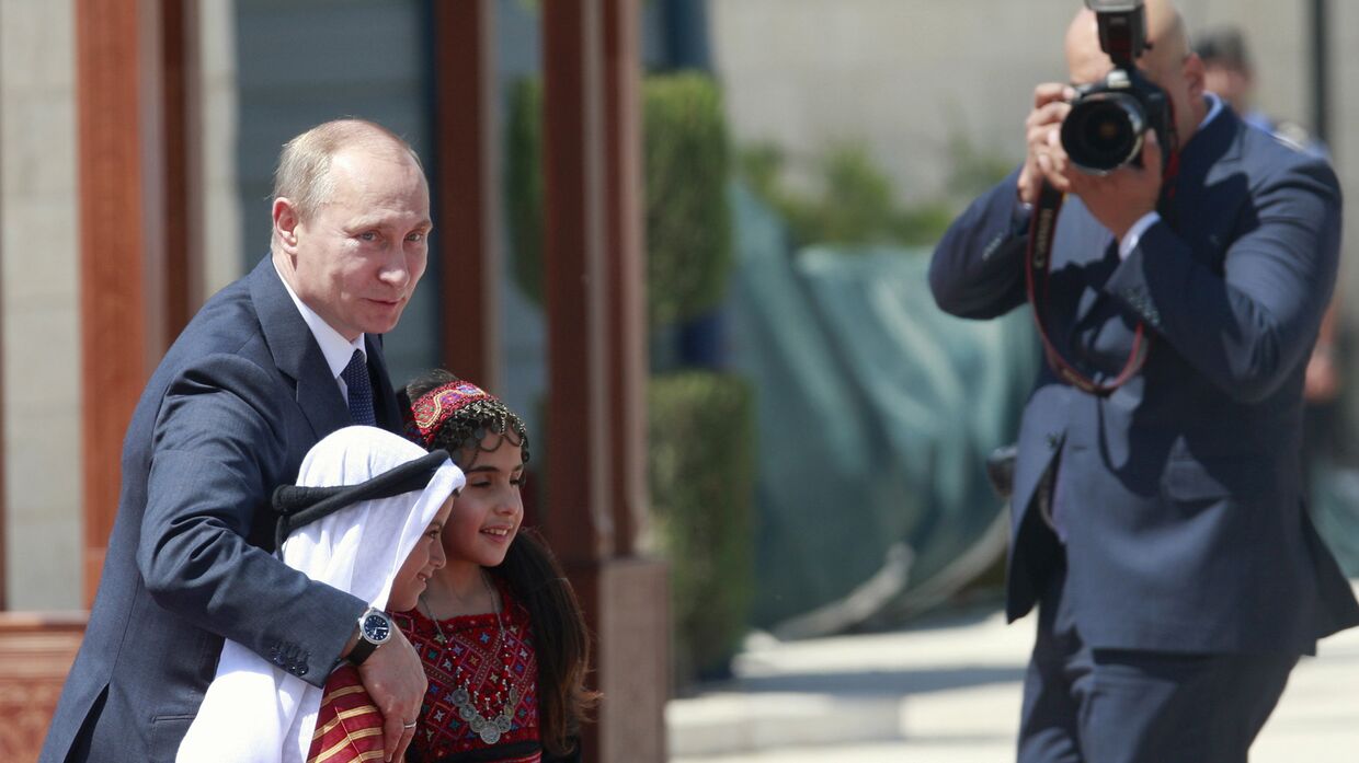 Владимир Путин с палестинскими детьми перед встречей с Махмудом Аббасом в Вифлееме